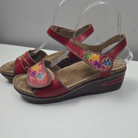 L'ARTISTE Red Sandals with Floral Design - Picture 5 of 10